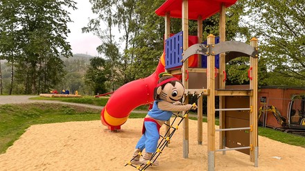 Maskottchen Yoki Ahorn testet den neuen Spielplatz. (Foto: © Jenny Spann) Maskottchen Yoki Ahorn testet den neuen Spielplatz.