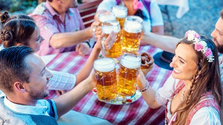 Als Ergänzung zum Oktoberfest findet in diesem Jahr wieder die Wirtshauswiesn statt. (Foto: © Kzenon/stock.adobe.com) Menschen feiern im Biergarten