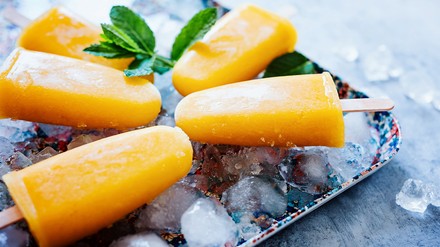 Das Eis am Stiel wurde vor 100 Jahren erfunden. (Foto: © emmi/stock.adobe.com) Eis am Stiel