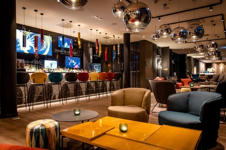 An der Bar im Motel One Köln-Mediapark hängen Pendelleuchten von der Decke, die an Luftschlangen erinnern. (Foto: © Ruppografie - Nadine Rupp)
