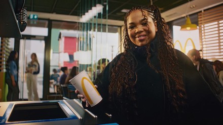 McDonald’s Deutschland ruft gemeinsam mit Zoe Wees zu mehr Ressourcenwertschätzung auf. (Foto: © McDonald‘s) Zoe Wees