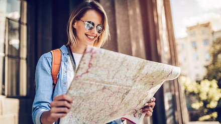 Die Tourismusbranche im Südwesten erlebt derzeit einen Aufschwung. (Foto: © Vasyl/stock.adobe.com) Touristin schaut auf Stadtplan