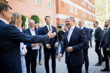 Gerald Kink, Präsident Dehoga Hessen, begrüßt Bundeskanzler Olaf Scholz. (Foto: © DEHOGA Hessen)