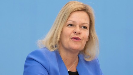 Bundesinnenministerin Nancy Faeser will u. a. bürokratische Hemmnisse abbauen, damit Fachkräfte aus dem Ausland leichter einwandern können. (Foto: © picture alliance / Flashpic | Jens Krick) Nancy Faeser