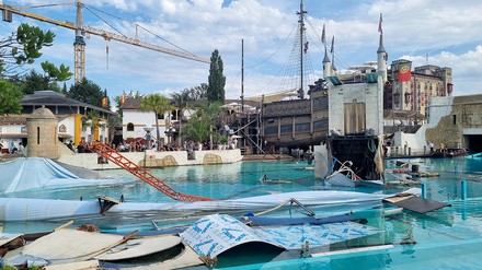 Ein Blick auf das Areal der High-Diving-Show „Retorno dos Piratas“ und das Becken der Attraktion „Atlantica SuperSplash“ nach dem Unfall am Montag. (Foto: © picture alliance/dpa | Pascal Czech) Ein Blick auf das Areal der High-Diving-Show „Retorno dos Piratas“ und das Becken der Attraktion „Atlantica SuperSplash“ nach dem Unfall am Montag.