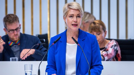 Ministerpräsidentin Manuela Schwesig (SPD) teilte mit, dass das Land Mecklenburg-Vorpommern eine Initiative für das Beibehalten der reduzierten Mehrwertsteuer in der Gastronomie in den Bundesrat einbringen will. Foto: © picture alliance/dpa | Jens Büttner) Ministerpräsidentin Manuela Schwesig (SPD)