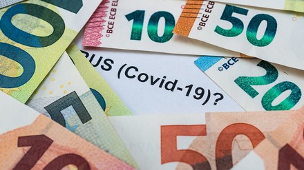 Geld auf einem Tisch