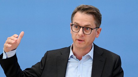 CDU-Generalsekretär Carsten Linnemann kritisiert die Pläne der Bundesregierung, sich bei der Lösung des Fachkräftemangels zu sehr auf Zuwanderung zu verlassen. (Foto: © picture alliance / Geisler-Fotopress | Frederic Kern/Geisler-Fotopress) CDU-Generalsekretär Carsten Linnemann hält eine Rede.