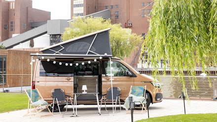 Das Ritz-Carlton Wolfsburg greift mit seinem Glamping-Angebot einen ganz neuen Trend auf. (Foto: © Ritz-Carlton Hotel Company) Ritz-Carlton Wolfsburg Glamping