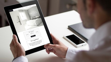 Smarte Lösungen, um den Aufenthalt der Gäste zu verbessern, sind kostspielig, aber sie lohnen sich. (Foto: © stock.adobe.com) Ein Mann mit einem Tablet in der Hand.