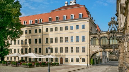 Auf der in den Sommermonaten beliebten Terrasse des Palais, direkt im Herzen der historischen Altstadt, finden bis zu 120 Gäste Platz. (Foto: © Iris Gräbner) Die Sommerterrasse des Hotelrestaurants Palais.
