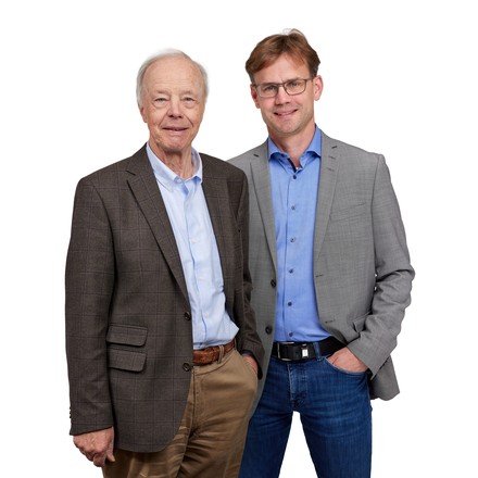 Rudolf Kiene (l.) hat das heutige Tagungs- und Eventhotel in Jahr nach der Eröffnung, vor 49 Jahren, übernommen. Heute ist er gemeinsam mit seinem Sohn Torsten Kiene (r.) Inhaber und Geschäftsführer des Vier-Sterne-Hauses. (Foto: © Best Western Plus Arosa Hotel)