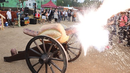 Eine Bratwurstkanone eröffnet mit einem symbolischem Kanonenschlag das neue Bratwurstmuseum auf dem Museumsgelände. Auf insgesamt vier Hektar wird die Geschichte der Bratwurst dargestellt. (Foto: © picture alliance/dpa | Bodo Schackow) Eine Bratwurstkanone eröffnet mit einem symbolischem Kanonenschlag das neue Bratwurstmuseum auf dem Museumsgelände. Auf insgesamt vier Hektar wird die Geschichte der Bratwurst dargestellt.