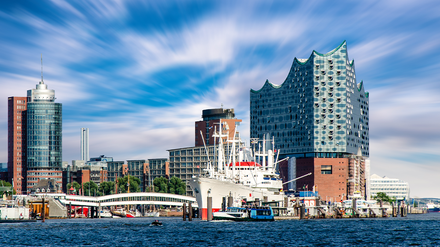 Für Touristen wird das übernachten in der Hansestadt Hamburg ab 2025 teurer. (Foto: © dietwalther/stock.adobe.com) Die Elbphilharmonie in Hamburg.