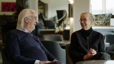 Szenenbild aus der SWR-Dokuserie „Verbannte Sterne“: Renate und Heiner Finkbeiner sind die 7. Generation des Traditionshauses Traube Tonbach. (Foto: TRAUBE GROUP) Szenenbild aus der SWR-Dokuserie „Verbannte Sterne“: Renate und Heiner Finkbeiner sind die 7. Generation des Traditionshauses Traube Tonbach