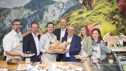 Thomas Panholzer präsentiert mit einigen anderen Personen Brote