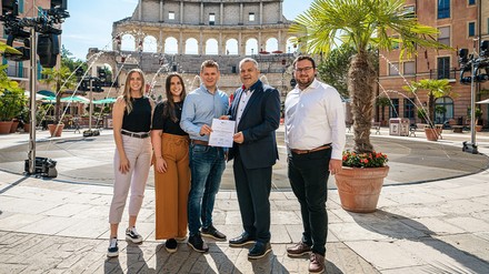 V. l. n. r.: Cynthia Ziegler und Annabelle Galm, Ausbildungsleiterinnen des Europa-Park, Frederik Mack, Direktor Human Resources des Europa-Parks, Peter Erhardt, stellvertretender Landesvorsitzender des Dehoga Baden-Württemberg und Jan-Luca Bachmann, stellvertretender Direktor Human Resources des Europa-Parks (Foto: © Europa-Park) V. l. n. r.: Cynthia Ziegler und Annabelle Galm, Ausbildungsleiterinnen des Europa-Park, Frederik Mack, Direktor Human Resources des Europa-Parks, Peter Erhardt, stellvertretender Landesvorsitzender des Dehoga Baden-Württemberg und Jan-Luca Bachmann, stellvertretender Direktor Human Resources des Europa-Parks (Foto: © Europa-Park)