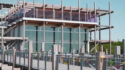 Erlebnis-Hus: Das barrierefreie Gebäude aus Holz und Glas wurde mit Landes- und Bundesmitteln gefördert. (Foto: ©TZ SPO) Erlebnis-Hus: Das barrierefreie Gebäude aus Holz und Glas wurde mit Landes- und Bundesmitteln gefördert.