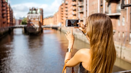 Im ersten Halbjahr 2023 zählte Hamburg 19,1 Prozent mehr Übernachtungen als im ersten Halbjahr 2022 und sogar 407.000 Übernachtungen mehr (+ 5,7 Prozent) gegenüber dem Vor-Corona-Rekordjahr 2019. (Foto © rh2010/stock.adobe.com) Touristin in Hamburg