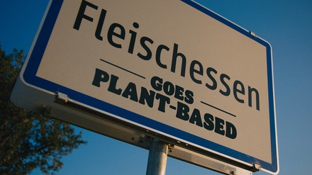 Sogar auf dem Ortsschild von Fleischessen wirbt ein Sticker für die Fleischlos-Kampagne von Burger King. (Foto: © BURGER KING) Ortsschild von Fleischessen mit Sticker zur Fleischlos-Kampagne von Burger King