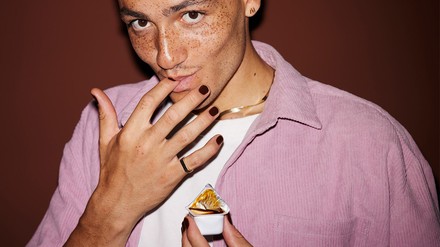 Ein Mann mit lackierten Fingernägeln dippt seinen Finger in die Curry-Sauce von McDonald’s.