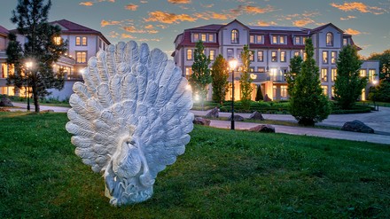 Das Naturresort Schindelbruch begeistert nach einem sechswöchigen Umbau mit einer exklusiven Kunst- und Interieur-Collection für die Hotellerie, die in Zusammenarbeit mit der Porzellan-Manufaktur Meissen entstanden ist. (Foto: © Heiko Hellwig) Porzellan-Pfau vor dem Naturresort Schindelbruch
