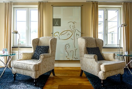 Die Ritter von Kempski Collection by Meissen besteht aus verschiedenen Wandinstallationen. (Foto: © Ritter von Kempski Privathotels)