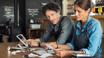 14.219 Restaurants, Gaststätten, Imbisse und Cafés in Deutschland gelten laut Crif als insolvenzgefährdet. (Foto: © Rido/stock.adobe.com) Zwei Gastronomen bei der Abrechnung