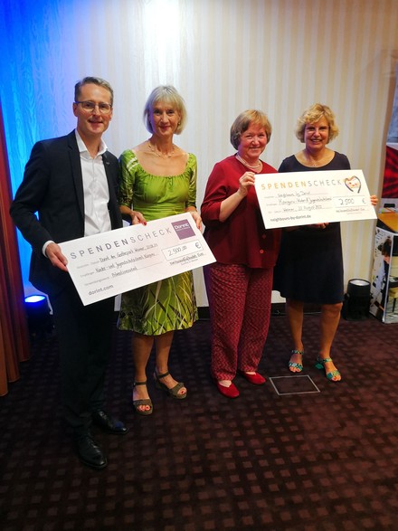 Scheckübergabe (v. r. n. l.): Bettina Schütt (COO Dorint Gruppe), Annette Görg (Mitarbeiterin Kinder- und Jugendschutzdienst Känguru), Elke Lieback (GF pro familia, Landesverband Thüringen) und Stefan Seiler (General Manager Dorint Am Goethepark Weimar)