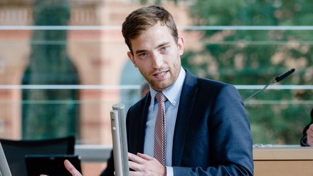 Laut Wirtschaftspolitiker Lukas Kilian gehört das Hotel- und Gaststättengewerbe wesentlich zu Schleswig-Holstein und ist ein wichtiger Wirtschaftsfaktor. (Foto: © picture alliance / Markus Scholz/dpa | Markus Scholz) Lukas Kilian