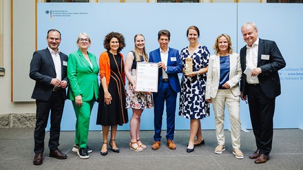 Große Freude beim Bundeswettbewerb „Nachhaltige Tourismusdestinationen“ (v. l. n. r.): Norbert Kunz (DTV), Petra Hedorfer (DZT), Stefanie Berk (Deutsche Bahn), Annabèlle Mesloh, Frank Jost, Beatrice Fröhlich (Tourismus Oberstdorf), Steffi Lemke (BMUV) und Dirk Dunkelberg (DTV) (Foto: © BMUV / Christoph Wehrer) Große Freude beim Bundeswettbewerb „Nachhaltige Tourismusdestinationen“ (v. l. n. r.): Norbert Kunz (DTV), Petra Hedorfer (DZT), Stefanie Berk (Deutsche Bahn), Annabèlle Mesloh, Frank Jost, Beatrice Fröhlich (Tourismus Oberstdorf), Steffi Lemke (BMUV) und Dirk Dunkelberg (DTV)
