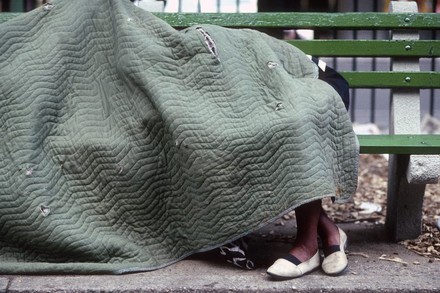 Obdachlose unter Decke auf Bank