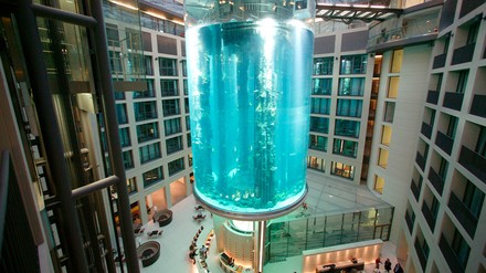 Das Riesenaquarium in der Lobby des Radisson Collection Hotels „Dom Aquaree“ in Berlin war am frühen Morgen des 16. Dezembers 2022 geplatzt. (Foto: © picture alliance / Ulrich Baumgarten | Ulrich Baumgarten) Riesenaquarium in der Lobby des Radisson Collection Hotels „Dom Aquaree“ in Berlin