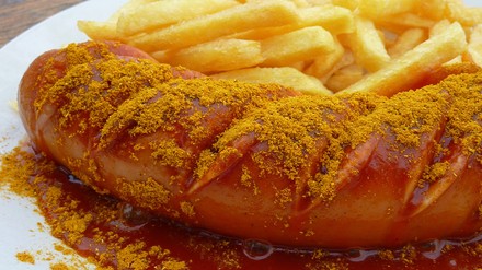 Die VW-Currywurst kehrt zurück. (Foto: © Michael Rogner/stcok.adobe.com) Currywurst
