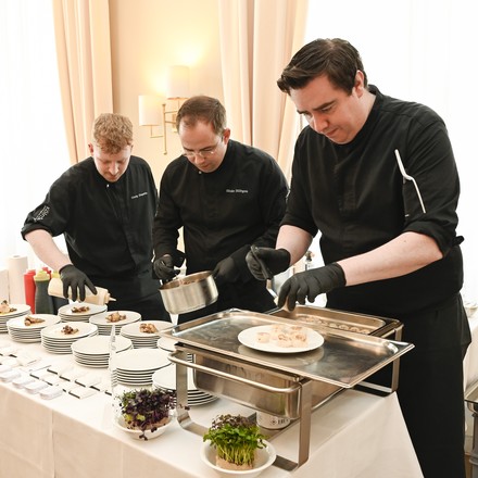 An insgesamt 14 Live-Cooking-Stationen können Gäste beim „Bensberg & Friends“ Kochkünstlern über die Schulter schauen. (Foto: © Althoff Grandhotel Schloss Bensberg)