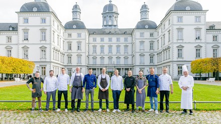 Das Team freut sich bereits auf das Event „Bensberg & Friends“. (Foto: © Althoff Grandhotel Schloss Bensberg) Team vor dem Althoff Grandhotel Schloss Bensberg
