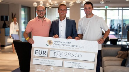 Philip Kaymer, Alexander Hengst und Martin Kaymer freuen sich über die neue Rekordspendensumme von 128.293 Euro, die beim Martin Kaymer Charity Invitational 2023 am Öschberghof erspielt wurde.