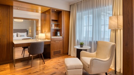 Jedes der 21 Doppelzimmer wurde so gestaltet, dass es den Charakter der Alpen widerspiegelt. (Foto: © Rami Diab/stock.adobe.com) Zimmer im Grand Hotel des Bains Kempinski St. Moritz