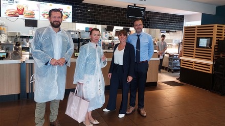 Vor-Ort-Austausch (v. l. n. r.): BdS-Hauptgeschäftsführer Markus Suchert, die Vorsitzende des Tourismusausschuss im Deutschen Bundestag Jana Schimke, McDonald’s-Franchisenehmerin Christina Schubert, Felix Schubert. (Foto: © Büro Schimke) Vor-Ort-Austausch (v. l. n. r.): BdS-Hauptgeschäftsführer Markus Suchert, die Vorsitzende des Tourismusausschuss im Deutschen Bundestag Jana Schimke, McDonald’s-Franchisenehmerin Christina Schubert, Felix Schubert. (Foto: © Büro Schimke)