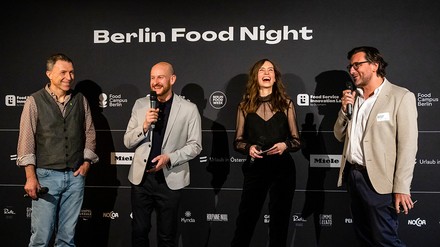 Die Macher der Berlin Food Night (v. l. n. r): Jörg Reuter, Food Campus Berlin, Michael Hetzinger und Alexandra Laubrinus, beide Berlin Food Week, sowie Christian Hamerle, Food Service Innovation Lab by Dussmann (Foto: © Ulf Büschleb)
