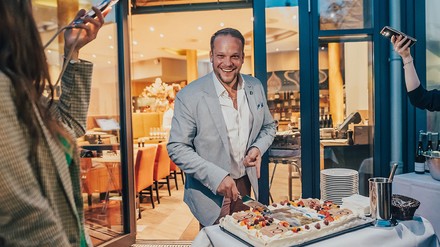 Andreas Neininger schneidet den Geburtstagskuchen an. (Foto: © Andreas Rudolph)