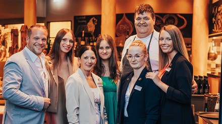 Auf dem Gruppenfoto freuen sich über das Jubiläum des Steigenberger Parkhotels (v.l.n.r.): Andreas Neininger (General Manager), Nadja Kohne (Convention Sales Manager), Corina Demmerle (F&B Operation Manager), Antonia Iselt (Convention Sales Assistant), Sandra Christiansen (F&B Assistant), Jan Erichsen (Küchenchef), Alexandra Bensky (Verkaufs- und Marketingleitung). (Foto: © Andreas Rudolph) Auf dem Gruppenfoto freuen sich über das Jubiläum des Steigenberger Parkhotels (v.l.n.r.): Andreas Neininger (General Manager), Nadja Kohne (Convention Sales Manager), Corina Demmerle (F&B Operation Manager), Antonia Iselt (Convention Sales Assistant), Sandra Christiansen (F&B Assistant), Jan Erichsen (Küchenchef), Alexandra Bensky (Verkaufs- und Marketingleitung).