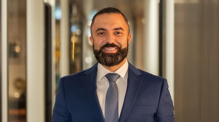 David Etmenan, Chief Executive Officer & Owner Novum Hospitality, freut sich über die Mitgliedschaft bei der DZT. (Foto: © NOVUM Hospitality / Elena Jacobs) David Etmenan