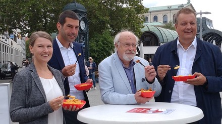Personen von links nach rechts auf dem Gruppenfoto: Prof. Dr.-Ing. Andrea Siebert-Raths (Leitung des Institut für Biokunststoffe und Bioverbundwerkstoffe an der Hochschule Hannover), Dr. Axel von der Ohe (Erster Stadtrat und Finanz- und Ordnungsdezernent der Landeshauptstadt Hannover), Wilfried H. Engelke (Vorsitzender der FDP-Ratsfraktion der Landeshauptstadt Hannover), Matthias Quast (Leiter der Stadtreinigung Hannover). (Foto: © IfBB) Personen von links nach rechts auf dem Gruppenfoto: Prof. Dr.-Ing. Andrea Siebert-Raths (Leitung des Institut für Biokunststoffe und Bioverbundwerkstoffe an der Hochschule Hannover), Dr. Axel von der Ohe (Erster Stadtrat und Finanz- und Ordnungsdezernent der Landeshauptstadt Hannover), Wilfried H. Engelke (Vorsitzender der FDP-Ratsfraktion der Landeshauptstadt Hannover), Matthias Quast (Leiter der Stadtreinigung Hannover).