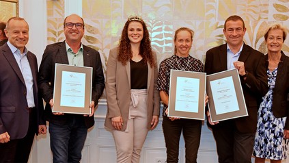 DWI-Müller-Thurgau-Sonderpreis-Preisträger (v. l. n. r.): Thomas Langenbacher, Werner Giener, Sasbacher Winzerkeller; Katrin Lang, Deutsche Weinkönigin; Petra Escher, Weingut Escher; Theo Baßler, Weinland Wachtenburg; Monika Reule, Geschäftsführerin DWI (Foto: © Deutsches Weininstitut)