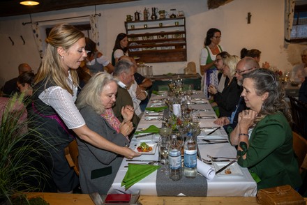 Die Veranstaltung „Almkulinarik meets 4 Hauben“ im Schwabenstall war mit 80 Gästen ausverkauft. (Foto: © Martin Huber)