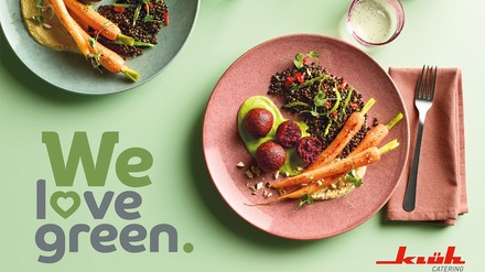Die neue „We Love Green“-Linie von Klüh wird zunächst im Rahmen einer Aktion vom 11. bis zum 22. September in teilnehmenden Betriebsrestaurants eingeführt. Anschließend wird sie dauerhafter Baustein der Speisepläne in allen Klüh-Betriebsrestaurants. (Foto: © Klüh Service Management GmbH) „We Love Green“-Linie von Klüh
