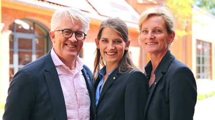Ross Pennington, Charlotte Pennington und Frauke Averbeck-Pennington freuen sich über die gute Positionierung ihres Hauses, den Neubau und den beginnenden Generationswechsel. (Foto: © Landhaus Averbeck) Ross Pennington, Charlotte Pennington und Frauke Averbeck-Pennington freuen sich über die gute Positionierung ihres Hauses, den Neubau und den beginnenden Generationswechsel.