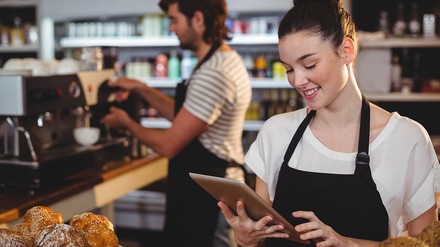 Probleme, die das Arbeiten in der Gastronomie für viele unattraktiv machen, ließen sich durch mehr Digitalisierung im Betrieb lösen. Das zeigt eine nicht repräsentative Online-Umfrage von Gewinnblick. (Foto: © WavebreakMediaMicro/stock.adobe.com) Kellnerin schaut auf Tablet