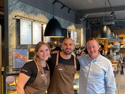 V. l. n. r.: Lena Georgy (Barista), Marco Frühauf (Franchise-Nehmer|MF Kaeso GmbH) und Anssi Thureson (CEO Espresso House Group) freuen sich über die Eröffnung des ersten Coffeeshops von Espresso House in Köln. (Foto: © Espresso House)
